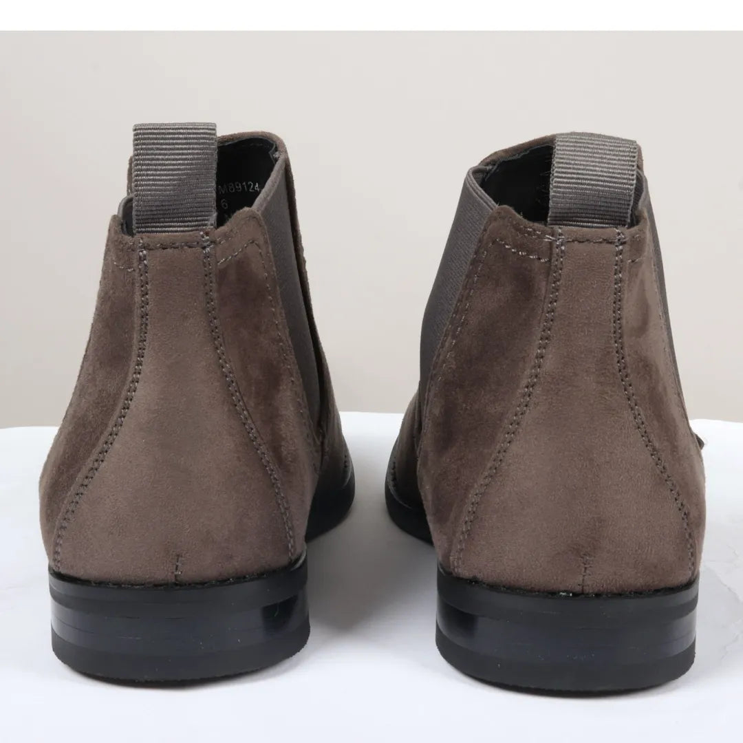 Botas Chelsea masculinas de cano curto, forradas em camurça cinza.