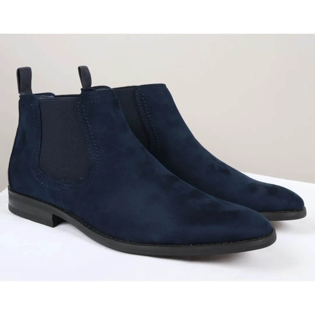 Botas Chelsea masculinas de cano curto, forradas em camurça azul-marinho.