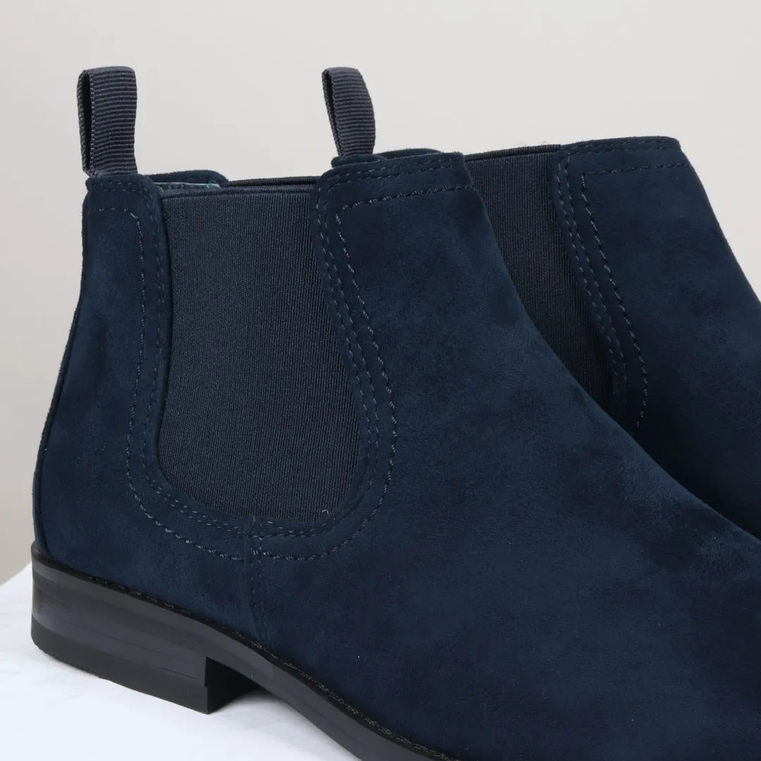 Botas Chelsea masculinas de cano curto, forradas em camurça azul-marinho.