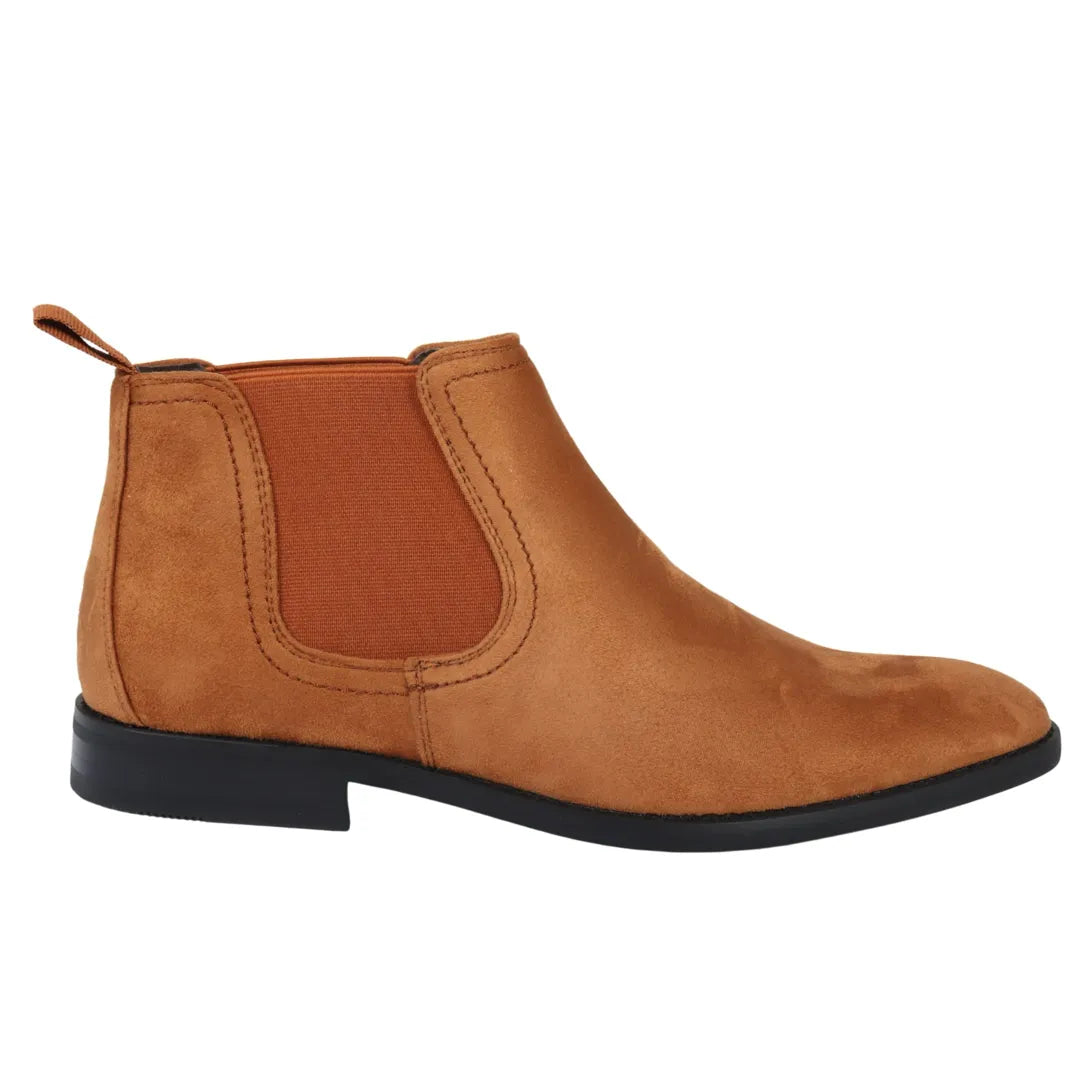 Botas Chelsea masculinas de cano curto, forradas em camurça marrom-clara.