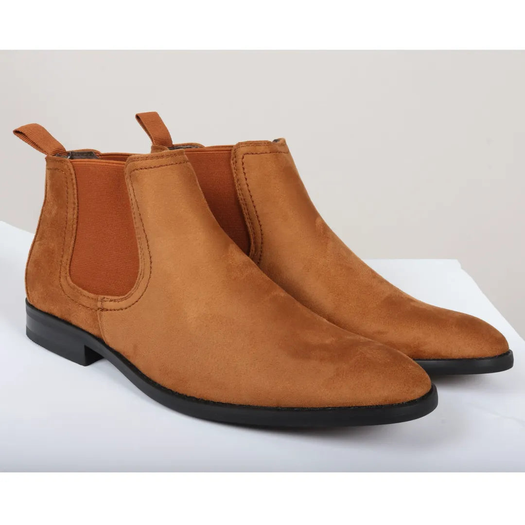 Botas Chelsea masculinas de cano curto, forradas em camurça marrom-clara.