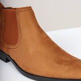 Botas Chelsea masculinas de cano curto, forradas em camurça marrom-clara.