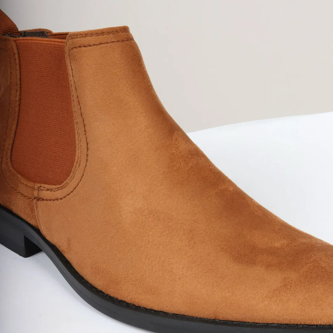 Botas Chelsea masculinas de cano curto, forradas em camurça marrom-clara.