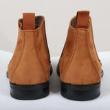 Botas Chelsea masculinas de cano curto, forradas em camurça marrom-clara.