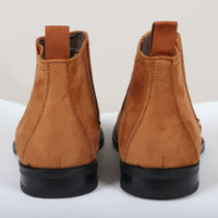 Botas Chelsea masculinas de cano curto, forradas em camurça marrom-clara.