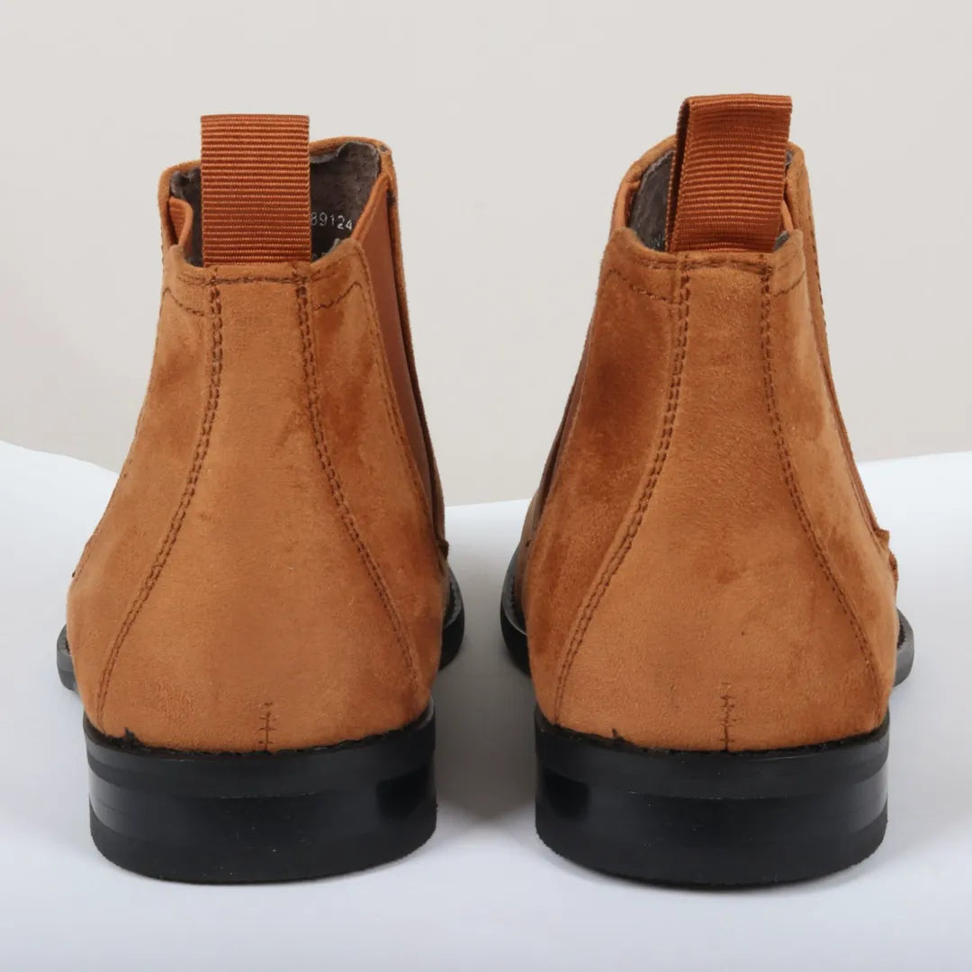 Botas Chelsea masculinas de cano curto, forradas em camurça marrom-clara.