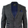 Blazer masculino cinza xadrez espinha de peixe em tweed, corte vintage, com detalhes em veludo azul.
