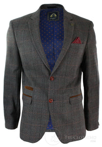Blazer masculino vintage xadrez espinha de peixe em tweed cinza com detalhes em veludo azul e acabamento em tom bege.