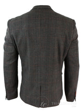 Blazer masculino vintage xadrez espinha de peixe em tweed cinza com detalhes em veludo azul e acabamento em tom bege.