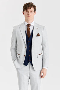 Terno Mark Stone com colete azul-marinho Mayfair contrastante.