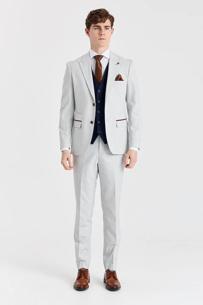 Terno Mark Stone com colete azul-marinho Mayfair contrastante.