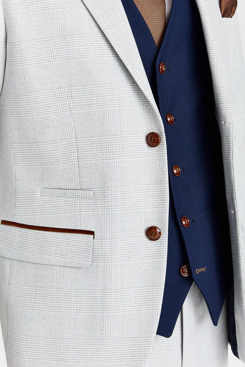 Terno Mark Stone com colete azul-marinho Mayfair contrastante.