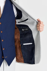 Terno Mark Stone com colete azul-marinho Mayfair contrastante.