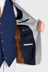 Terno Mark Stone com colete azul-marinho Mayfair contrastante.