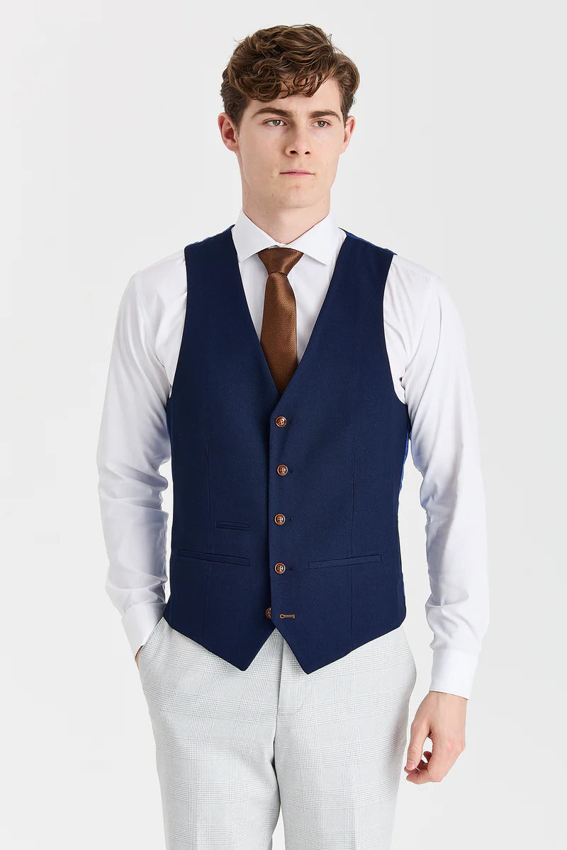 Terno Mark Stone com colete azul-marinho Mayfair contrastante.