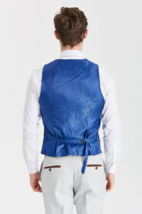 Terno Mark Stone com colete azul-marinho Mayfair contrastante.