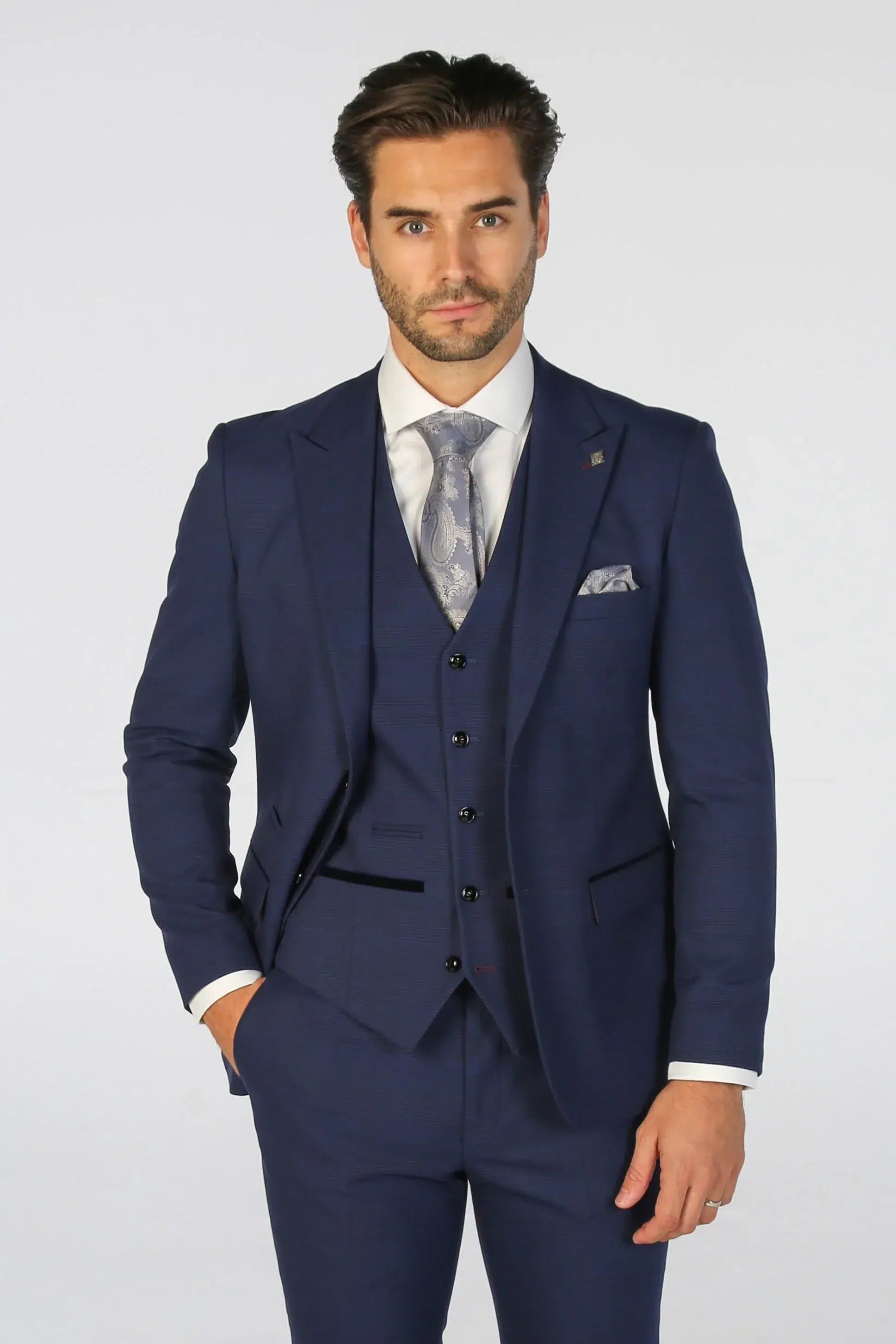 Mark - Terno masculino azul-marinho de três peças com estampa xadrez e corte sob medida.
