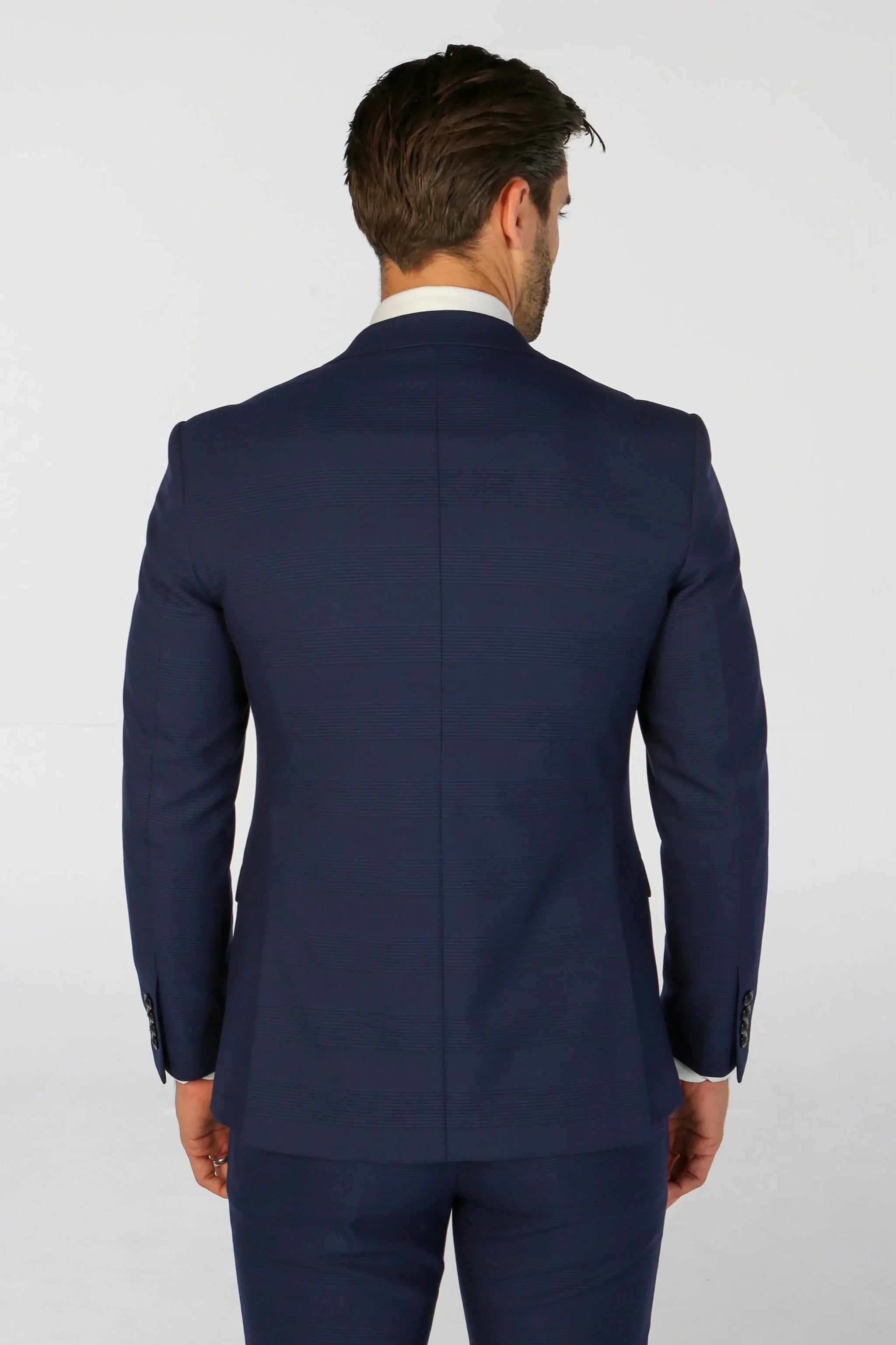 Mark - Terno masculino azul-marinho de três peças com estampa xadrez e corte sob medida.