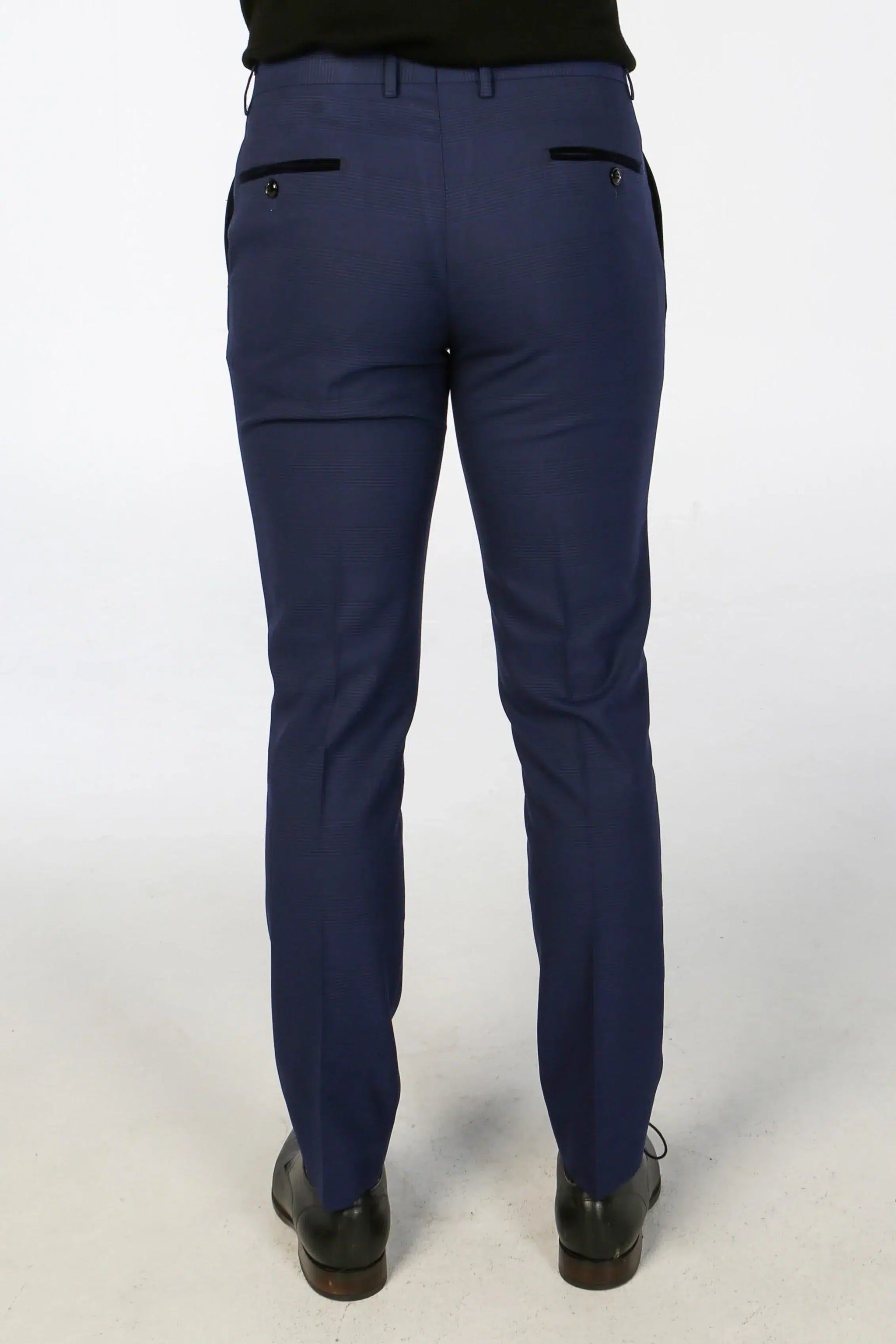 Mark - Terno masculino azul-marinho de três peças com estampa xadrez e corte sob medida.
