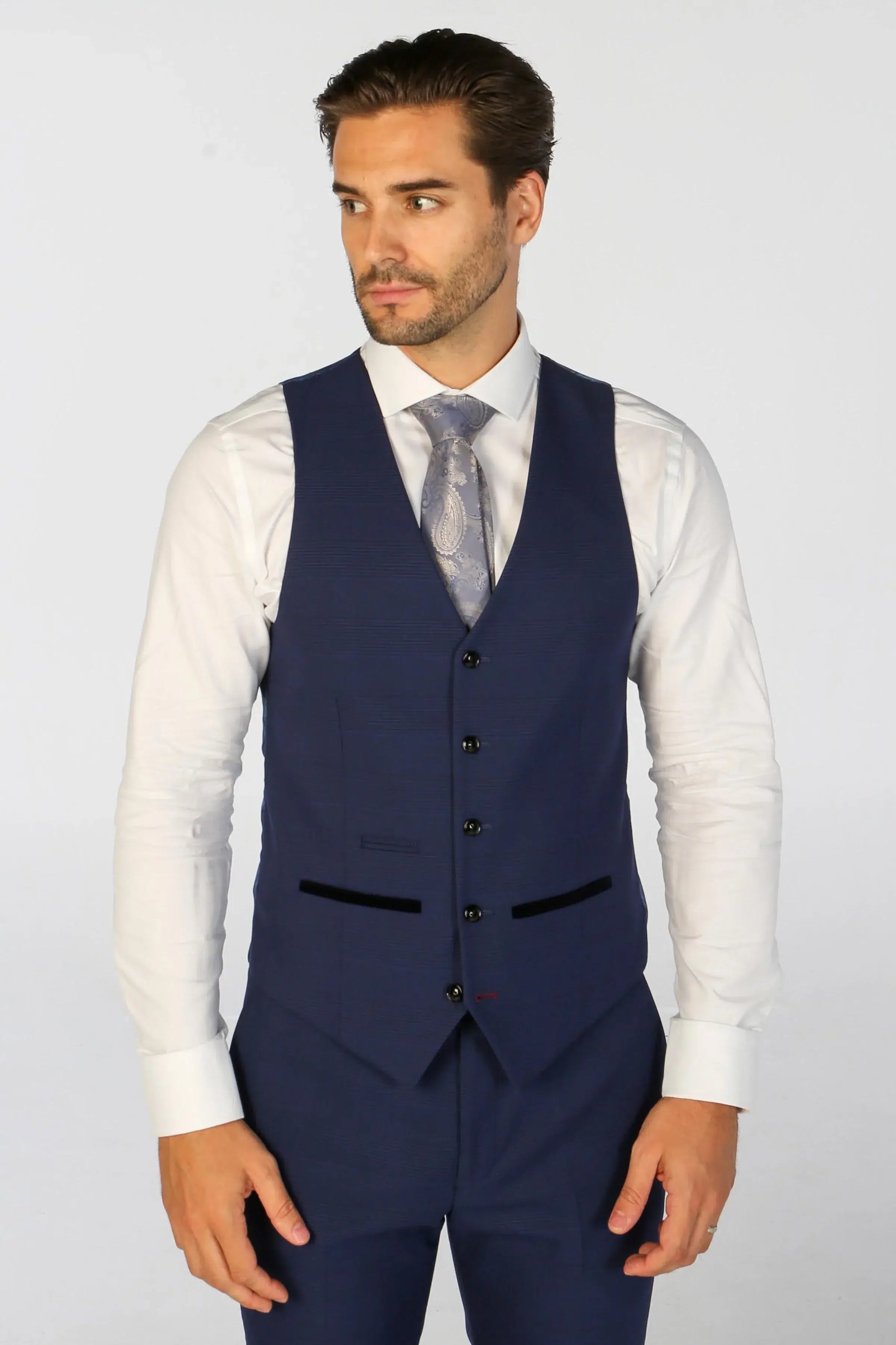 Mark - Terno masculino azul-marinho de três peças com estampa xadrez e corte sob medida.