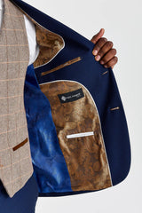 Terno Mayfair azul-marinho texturizado com colete contrastante em tweed marrom Harris.