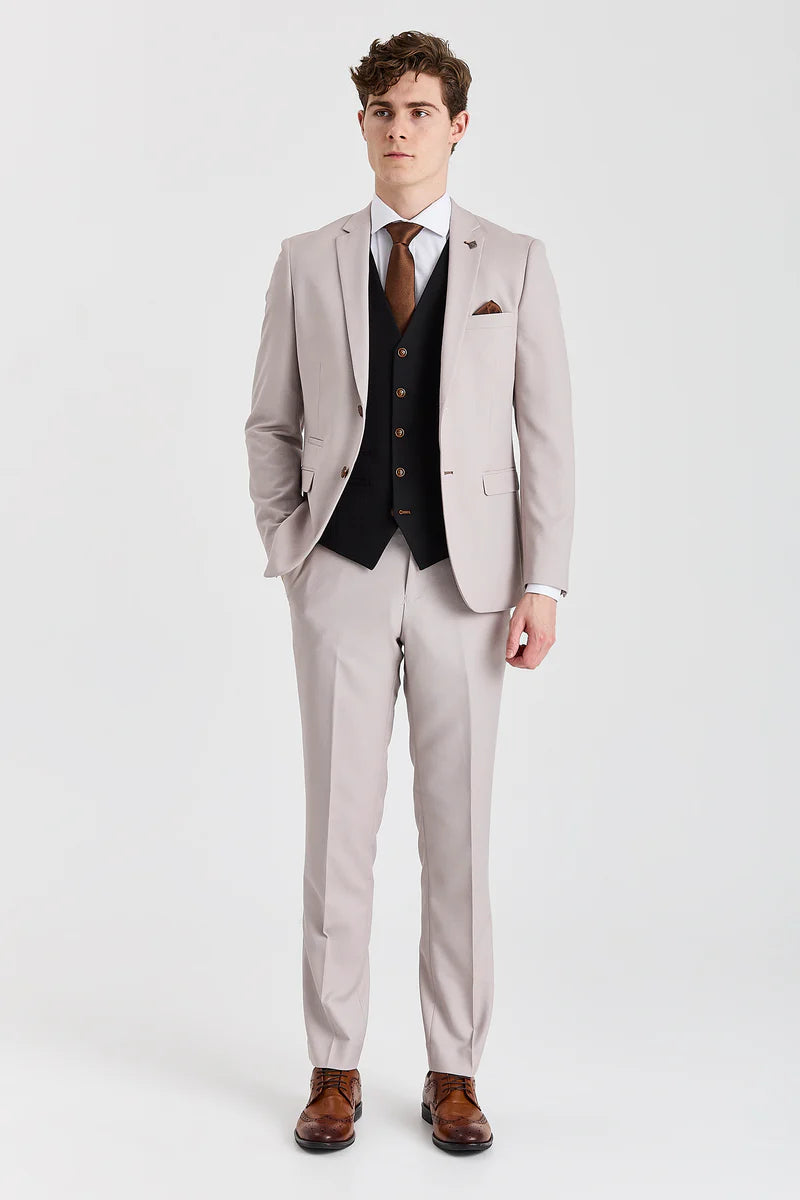 Terno Mayfair Stone com textura e colete preto contrastante.