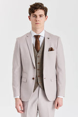 Terno Mayfair Stone com textura e colete Harris Brown Tweed.