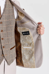 Terno Mayfair Stone com textura e colete Harris Brown Tweed.