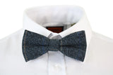 Gravata borboleta masculina Marc Darcy em tweed azul com textura espinha de peixe, estilo vintage retrô.