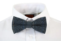 Gravata borboleta masculina Marc Darcy em tweed azul com textura espinha de peixe, estilo vintage retrô.
