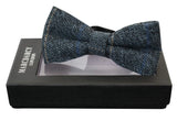 Gravata borboleta masculina Marc Darcy em tweed azul com textura espinha de peixe, estilo vintage retrô.