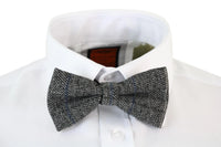 Gravata borboleta masculina Marc Darcy em tweed cinza com textura espinha de peixe, estilo vintage retrô.