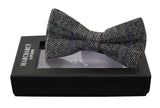 Gravata borboleta masculina Marc Darcy em tweed cinza com textura espinha de peixe, estilo vintage retrô.