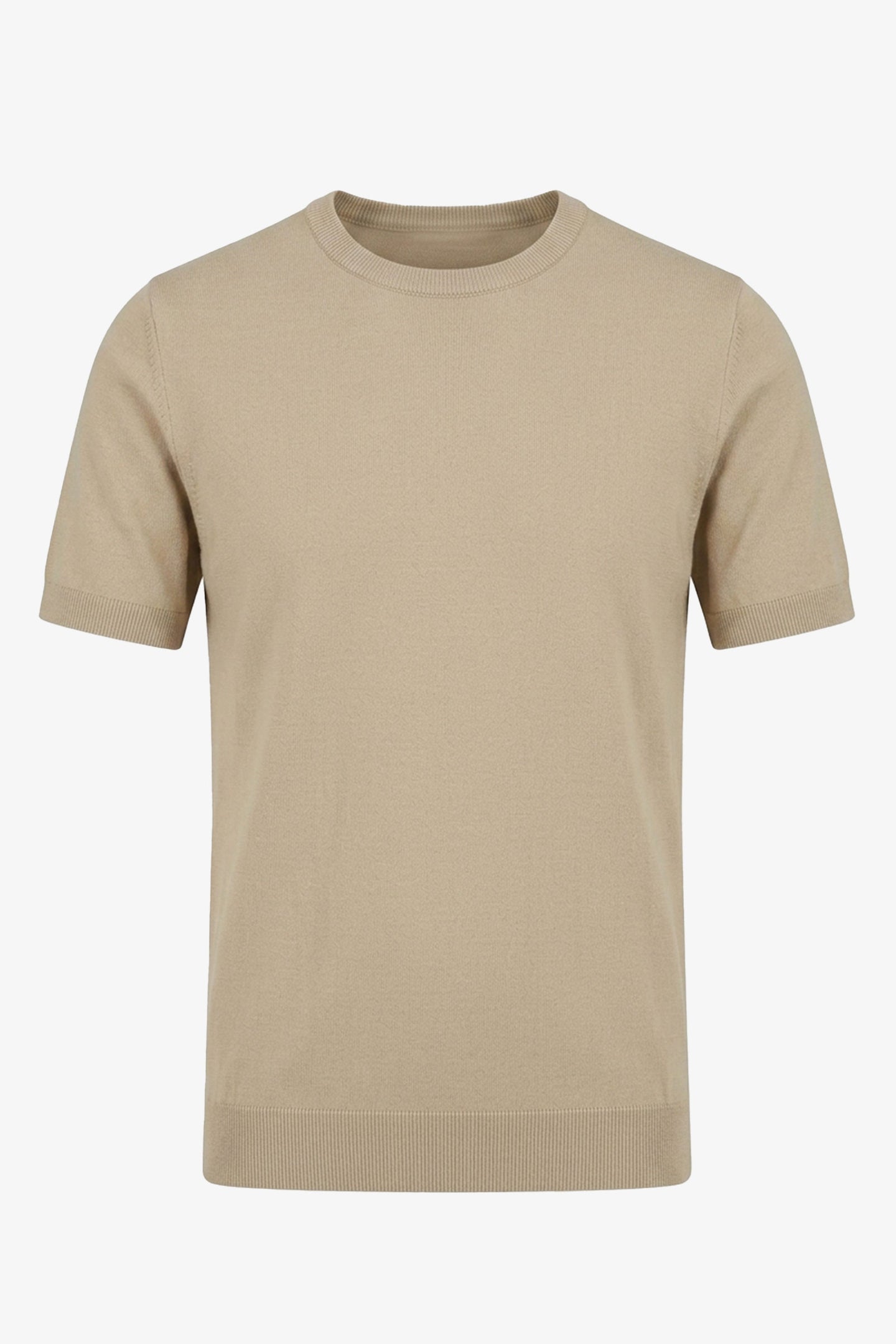 Camiseta masculina bege de malha, modelagem regular, gola redonda e manga curta.