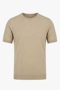 Camiseta masculina bege de malha, modelagem regular, gola redonda e manga curta.