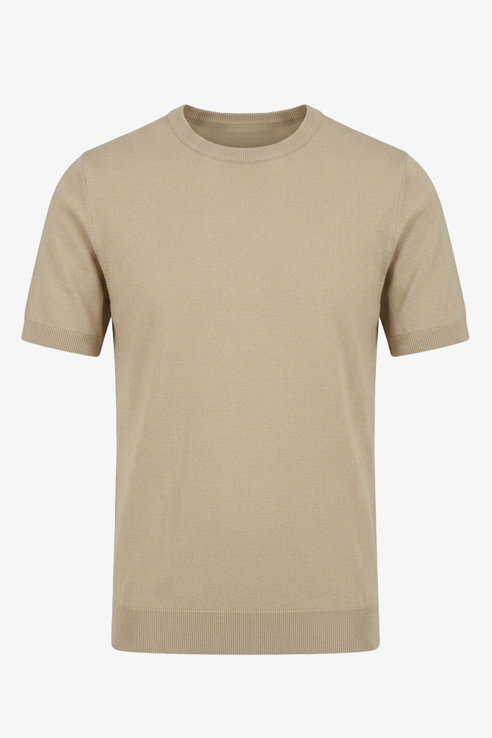 Camiseta masculina bege de malha, modelagem regular, gola redonda e manga curta.