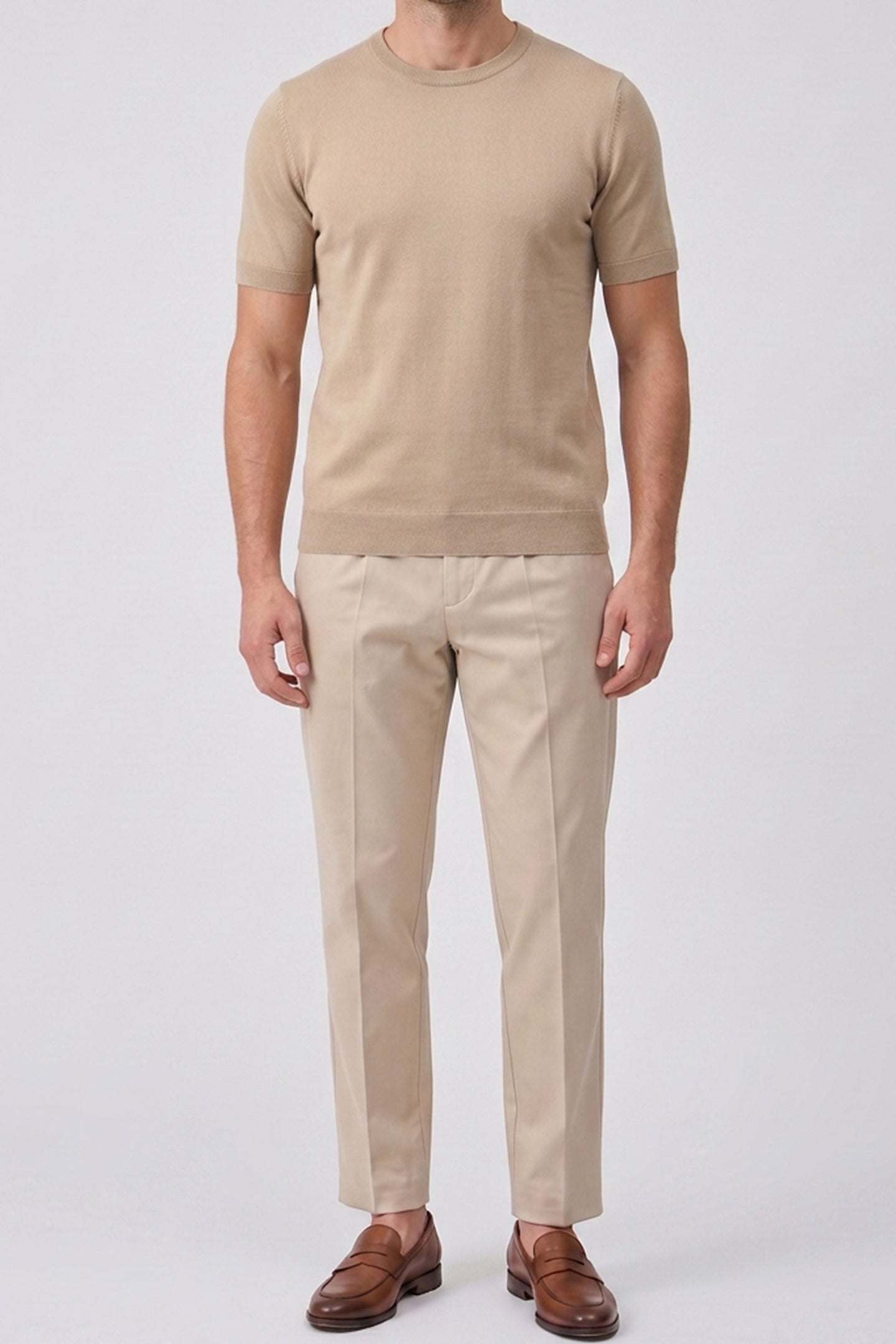 Camiseta masculina bege de malha, modelagem regular, gola redonda e manga curta.