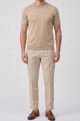 Camiseta masculina bege de malha, modelagem regular, gola redonda e manga curta.