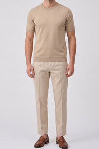 Camiseta masculina bege de malha, modelagem regular, gola redonda e manga curta.