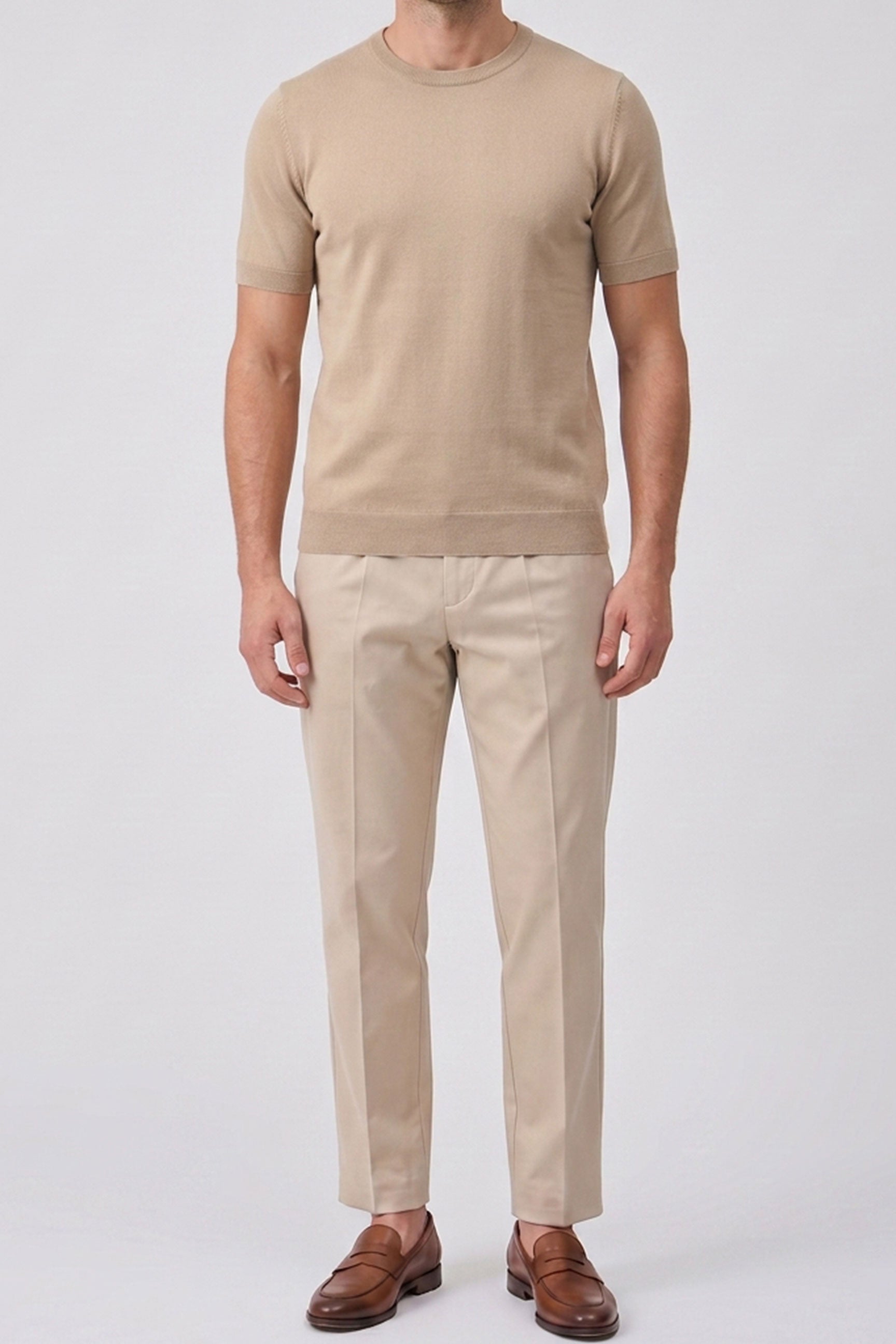 Camiseta masculina bege de malha, modelagem regular, gola redonda e manga curta.