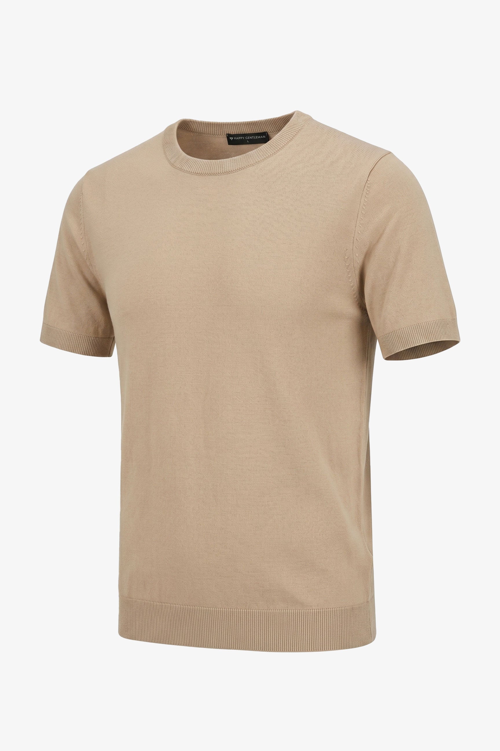 Camiseta masculina bege de malha, modelagem regular, gola redonda e manga curta.