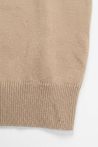 Camiseta masculina bege de malha, modelagem regular, gola redonda e manga curta.