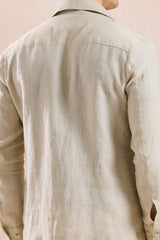 Conjunto masculino de jaqueta de linho bege com zíper e calça marrom, elegante e casual para o verão.
