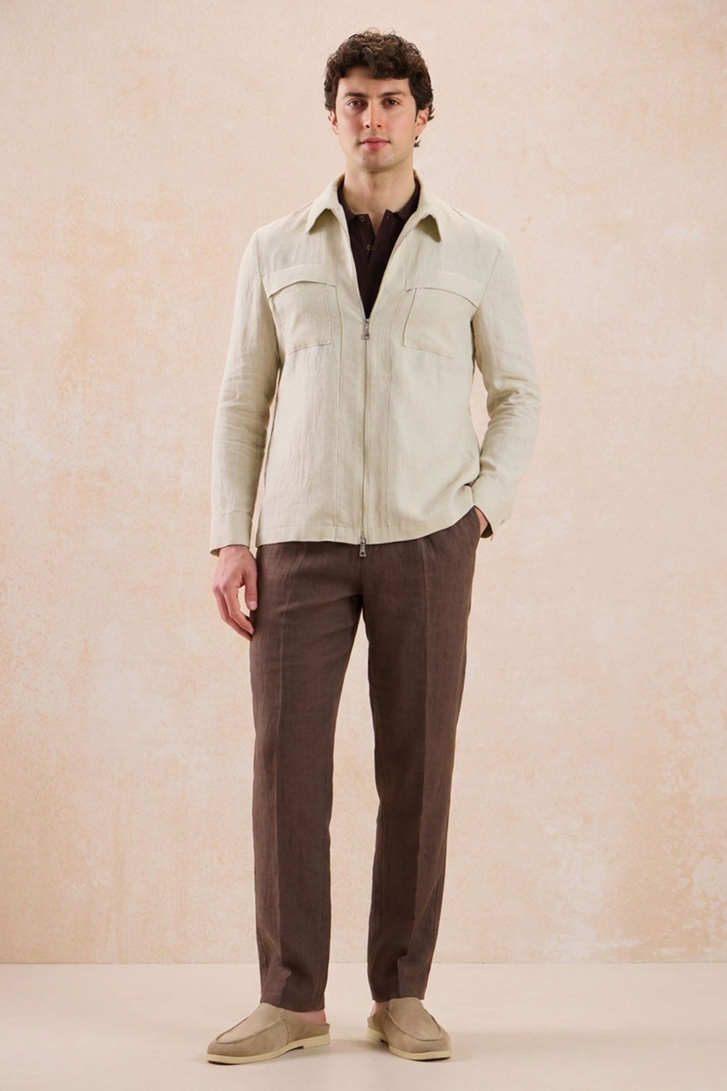 Conjunto masculino de jaqueta de linho bege com zíper e calça marrom, elegante e casual para o verão.