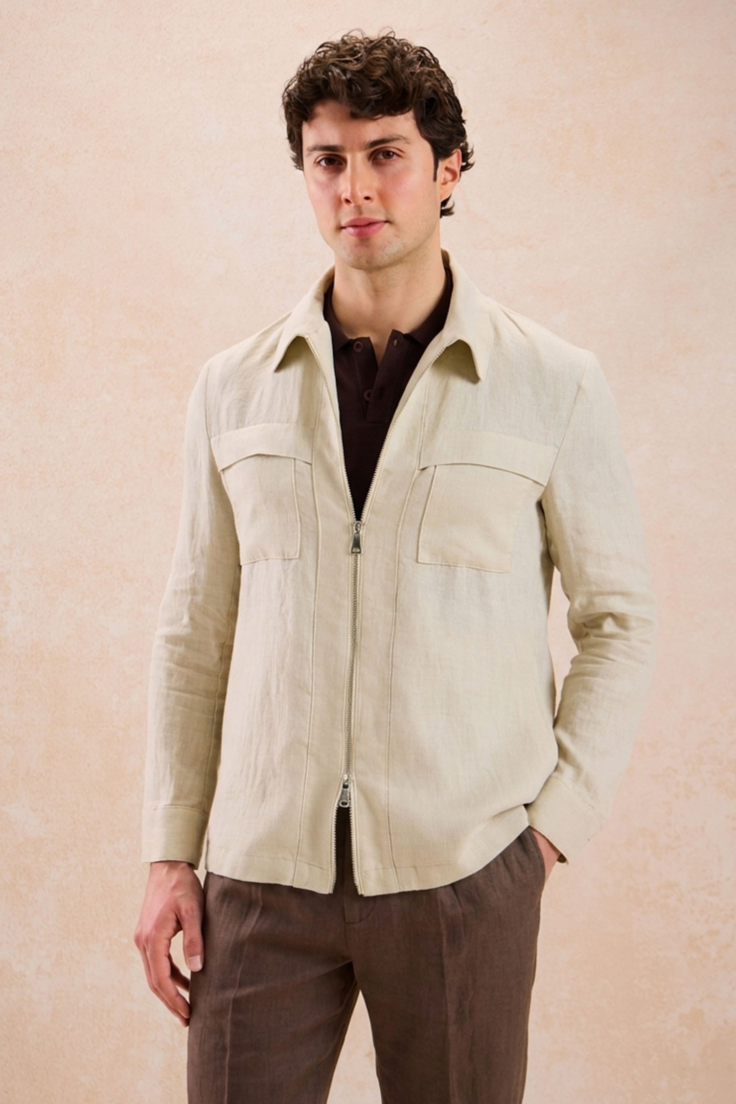 Conjunto masculino de jaqueta de linho bege com zíper e calça marrom, elegante e casual para o verão.