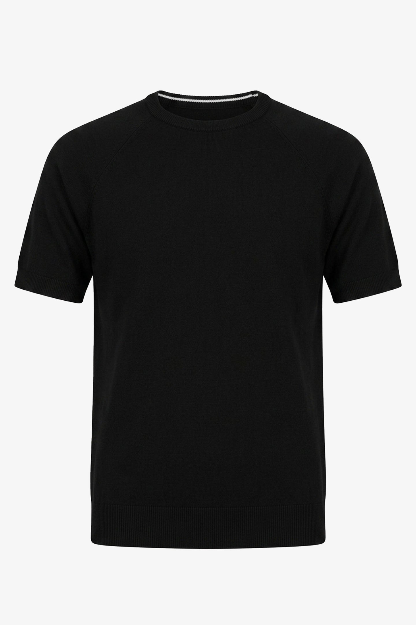 Camiseta masculina preta clássica de malha, manga curta e gola redonda.