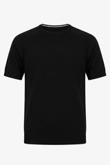 Camiseta masculina preta clássica de malha, manga curta e gola redonda.