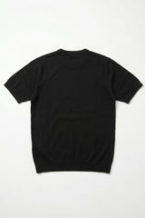 Camiseta masculina preta clássica de malha, manga curta e gola redonda.