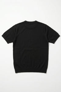 Camiseta masculina preta clássica de malha, manga curta e gola redonda.