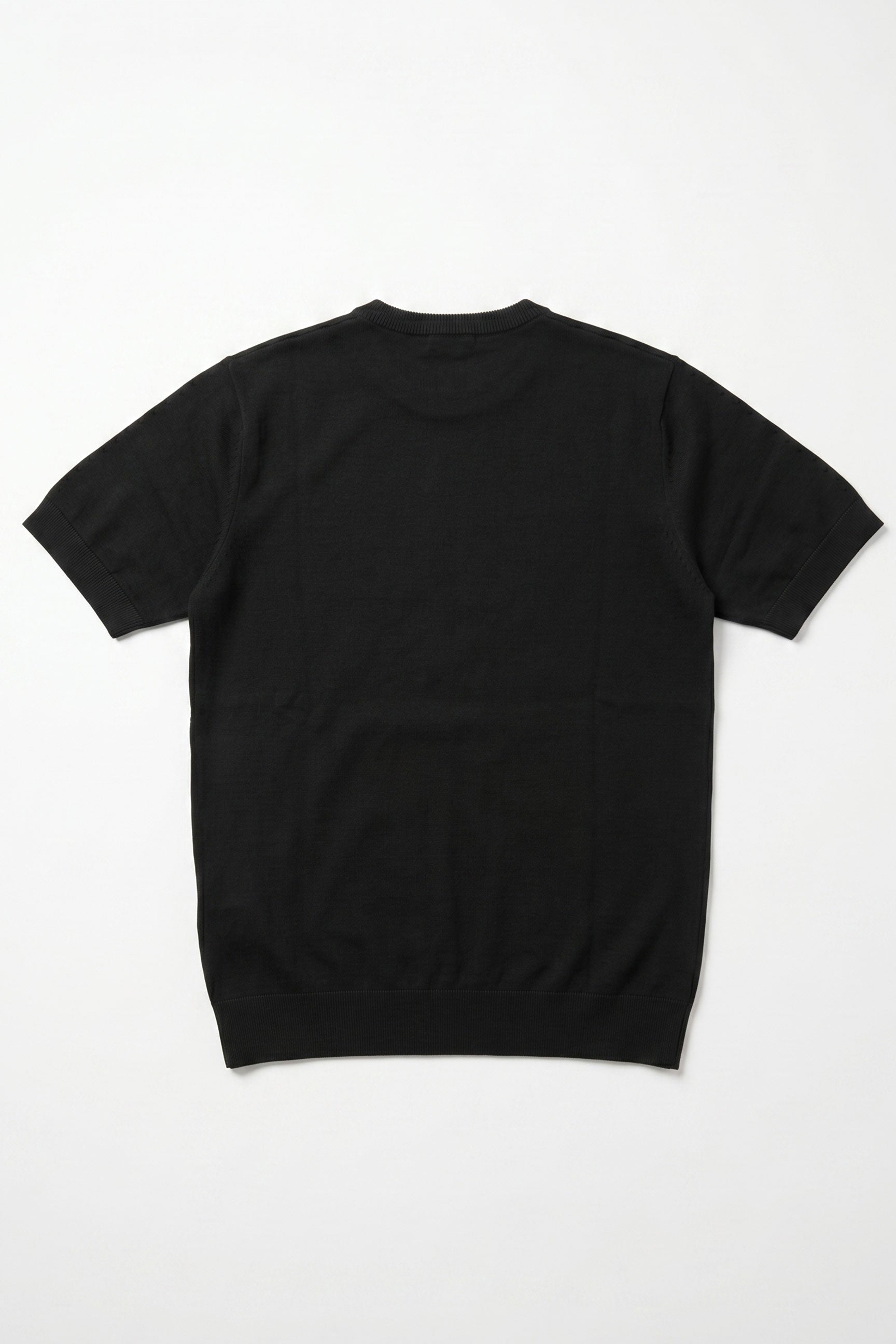 Camiseta masculina preta clássica de malha, manga curta e gola redonda.